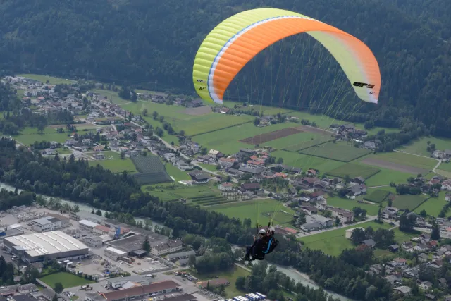 Panoramaflug über den Bergen